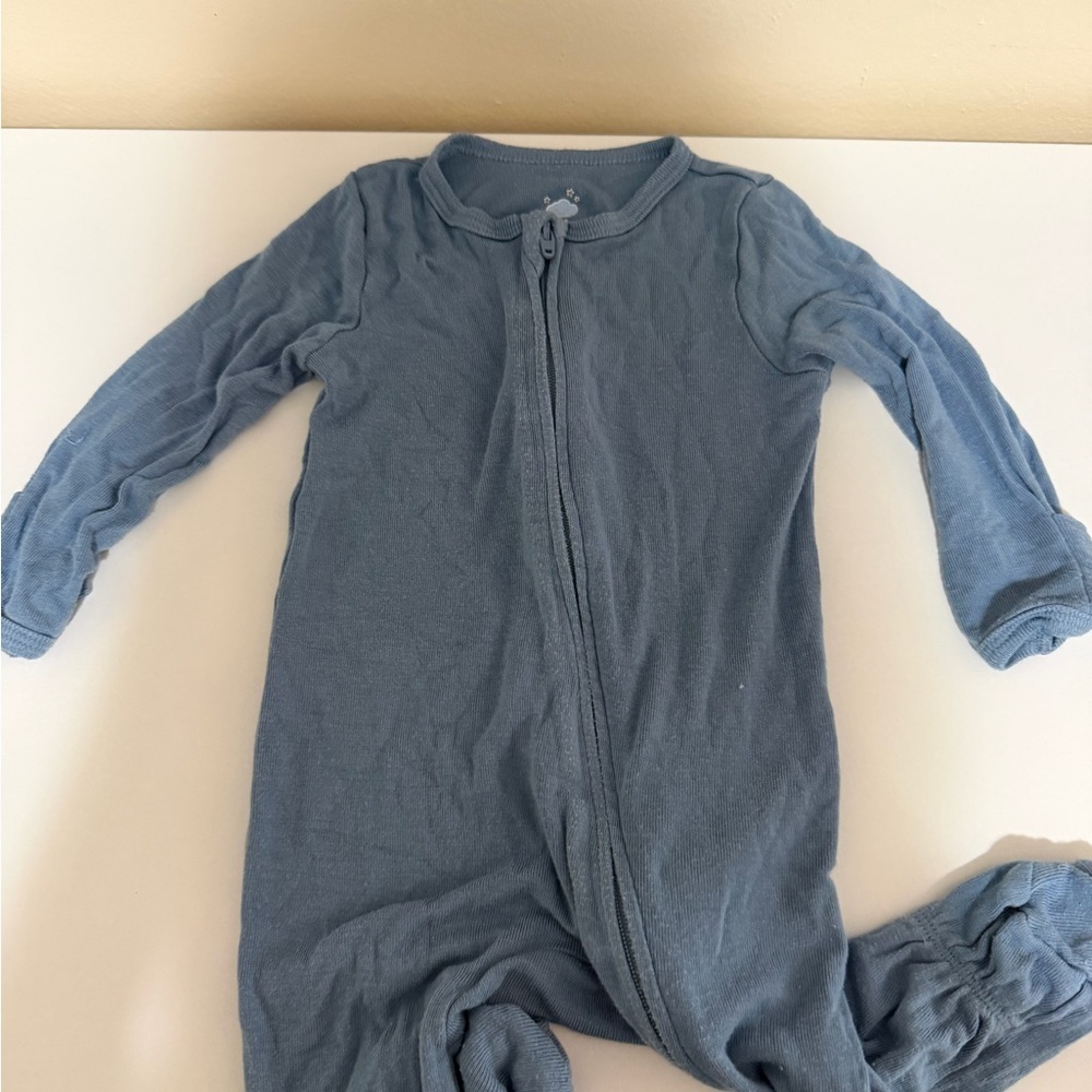 ❤️ BUNDLE 4/$20 Onesies Footies - Picture 2 of 3